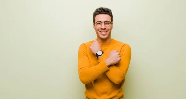 Junger Arabischer Mann Lächelt Fröhlich Und Feiert Mit Geballten Fäusten — Stockfoto