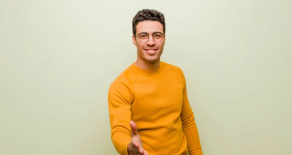 Νεαρός Άραβας Άντρας Χαμογελά Δείχνει Χαρούμενος Σίγουρος Και Φιλικός Προσφέροντας — Φωτογραφία Αρχείου