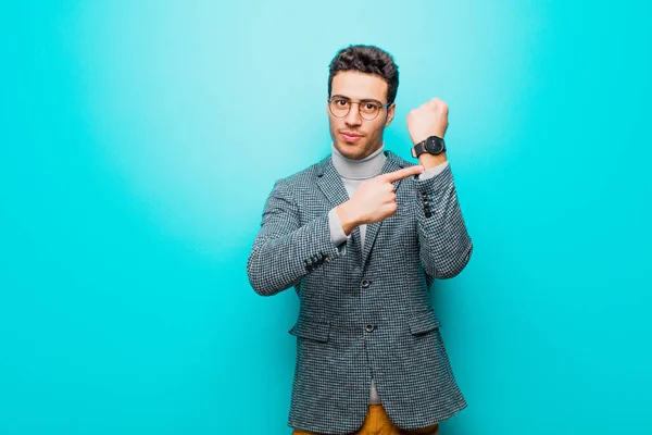Młody Arabski Mężczyzna Niecierpliwy Zły Wskazując Zegarek Prosząc Punktualność Chce — Zdjęcie stockowe