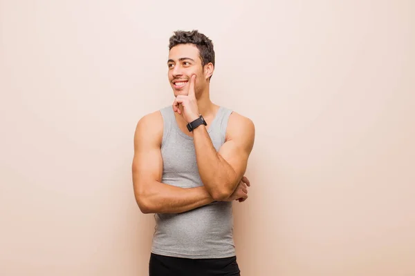 Genç Arap Adam Mutlu Bir Şekilde Gülümsüyor Hayal Kuruyor Şüphe — Stok fotoğraf