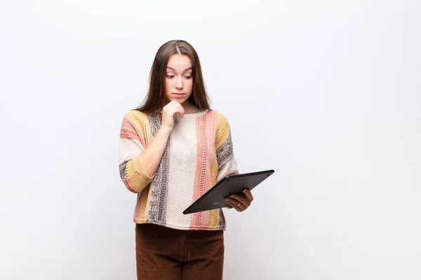 Giovane Bionda Bella Ragazza Possesso Tablet Intelligente Contro Muro Bianco — Foto Stock