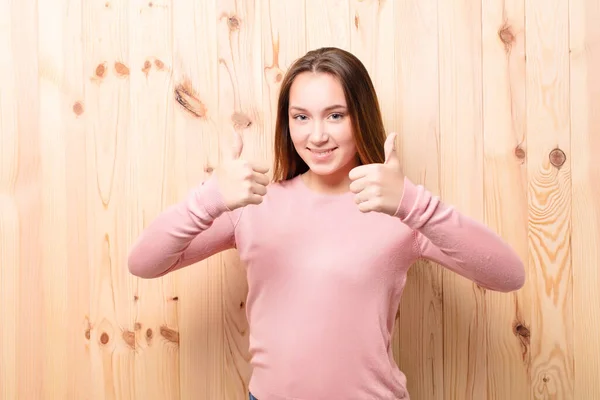 Joven Rubia Bonita Chica Contra Pared Madera —  Fotos de Stock