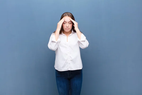 Jovem Loira Bonita Menina Olhando Estressado Frustrado Trabalhando Sob Pressão — Fotografia de Stock