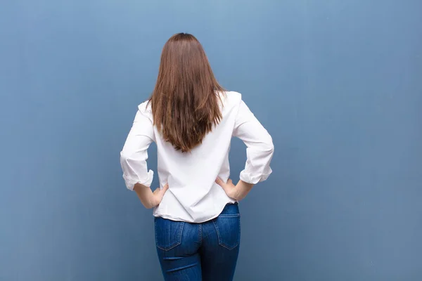 Jovem Loira Bonita Menina Sentindo Confuso Cheio Dúvidas Perguntas Perguntando — Fotografia de Stock