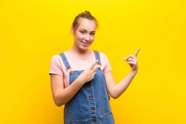 Giovane Bionda Bella Ragazza Sorridente Felicemente Che Punta Lato Verso — Foto Stock