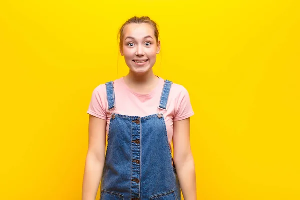 Jovem Loira Bonita Menina Olhar Feliz Agradável Com Amplo Divertido — Fotografia de Stock