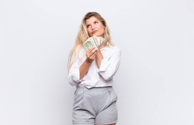  Düşünmek, düşünmek ve şaşırmak, farklı seçeneklerle, hangi kararı vereceğimi merak etmek.