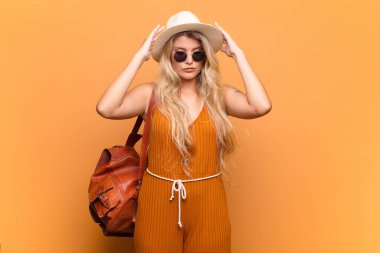  Yoğunlaşmış, düşünceli ve ilham verici, beyin fırtınası ve hayal gücü.