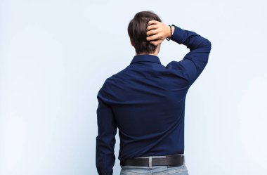 Düşünen ya da şüphe eden, kafasını kaşıyan, kafası karışmış ve kafası karışmış, arka ya da arka plan