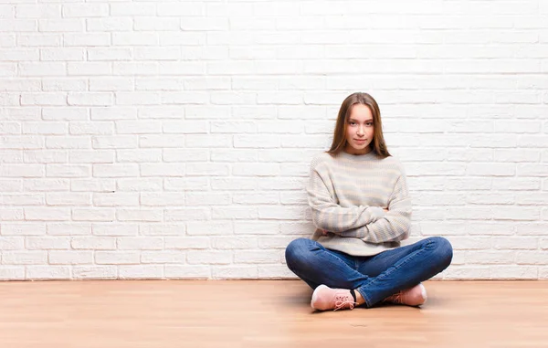 Junges Blondes Hübsches Mädchen Lächelt Die Kamera Mit Verschränkten Armen — Stockfoto