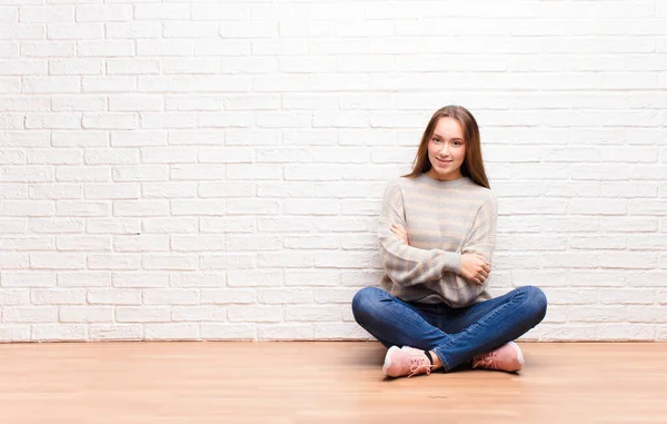 Junges Blondes Hübsches Mädchen Glücklich Stolz Und Hoffnungsvoll Sich Fragend — Stockfoto