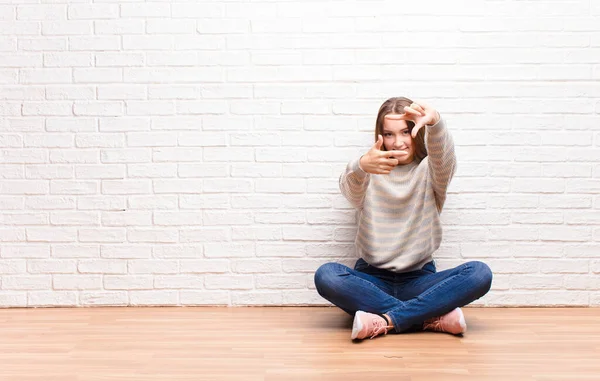 Jong Blond Mooi Meisje Gevoel Gelukkig Vriendelijk Positief Glimlachen Het — Stockfoto