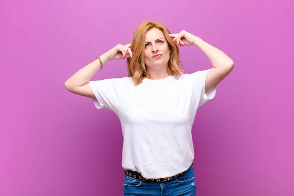 Frau Mittleren Alters Fühlt Sich Verwirrt Oder Zweifelnd Konzentriert Sich — Stockfoto