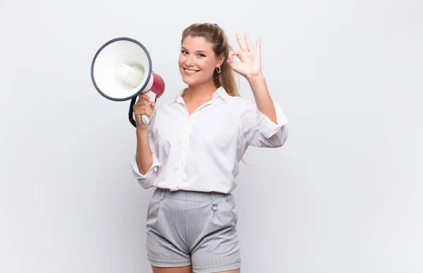 Junge Hübsche Lateinamerikanische Frau Fühlt Sich Glücklich Entspannt Und Zufrieden — Stockfoto