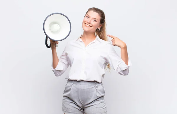 Sonriendo Con Confianza Señalando Propia Amplia Sonrisa Actitud Positiva Relajada — Foto de Stock