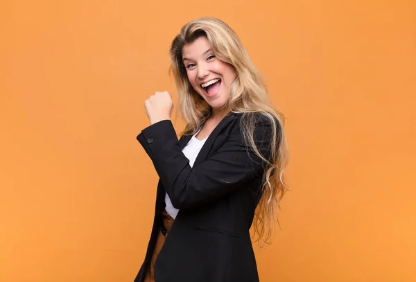 Joven Bonita Latina Sintiéndose Feliz Positiva Exitosa Motivada Cuando Enfrenta — Foto de Stock