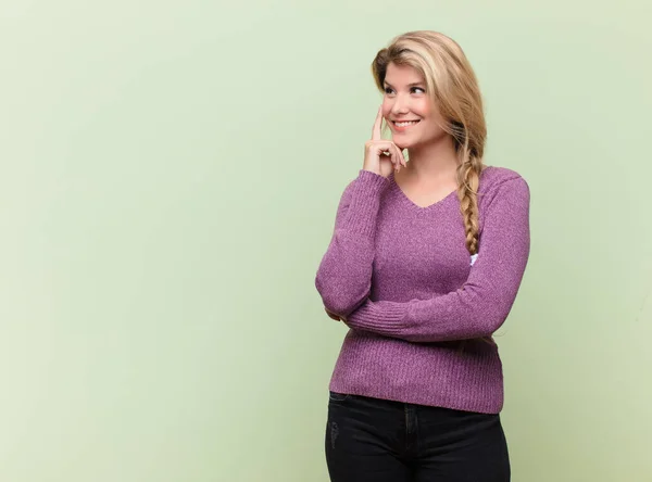 Jovem Mulher Latina Bonita Sorrindo Feliz Sonhando Acordado Duvidar Olhando — Fotografia de Stock