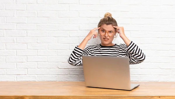 Met Een Serieuze Geconcentreerde Look Brainstormen Nadenken Een Uitdagend Probleem — Stockfoto