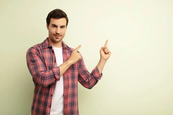 Joven Hombre Guapo Sonriendo Felizmente Apuntando Hacia Lado Hacia Arriba — Foto de Stock