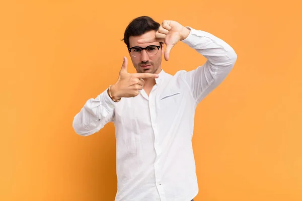 Jovem Homem Bonito Sentindo Feliz Amigável Positivo Sorrindo Fazendo Retrato — Fotografia de Stock