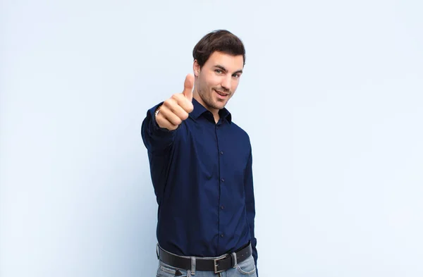 Homem Sentindo Orgulhoso Despreocupado Confiante Feliz Sorrindo Positivamente Com Polegares — Fotografia de Stock