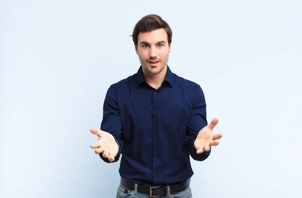 Jovem Bonito Homem Sentindo Feliz Surpreso Sortudo Surpreso Como Dizer — Fotografia de Stock