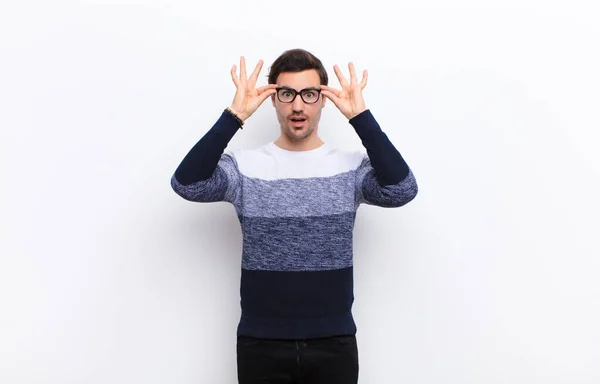 Man Feeling Shocked Amazed Surprised Holding Glasses Astonished Disbelieving Look — Stock Photo, Image