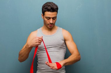 Boks eldivenli genç bir Arap. spor konsepti