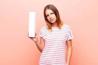 Genç, güzel, kızıl saçlı, kızgın, anlaşmazlık içinde bir kelime ya da cümle oluşturmak için alfabe I harfini tutan bir kadın..