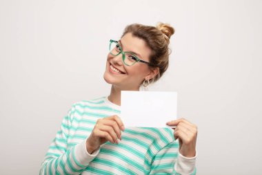 Genç, Latin, güzel bir kadın, düz duvara yaslanmış.