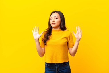 Genç Latin, güzel bir kadın gergin, endişeli ve endişeli görünüyor. Benim hatam olmadığını söylüyor. Yoksa düz duvara karşı yapmazdım. 