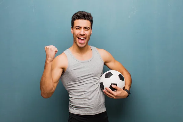 Junger Arabischer Mann Mit Einem Fußballball Sportkonzept — Stockfoto