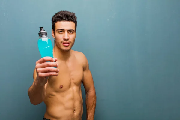 Jonge Arabische Man Met Een Sport Energy Drink — Stockfoto