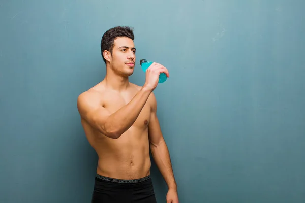 Joven Árabe Con Una Bebida Energética Deportiva — Foto de Stock