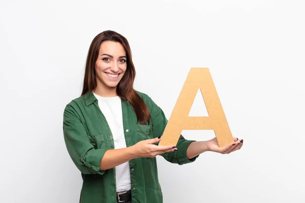 Ung Vacker Kvinna Upphetsad Glad Glad Håller Bokstaven Alfabetet För — Stockfoto