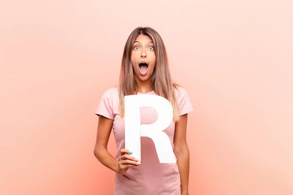 Junge Hübsche Frau Überrascht Schockiert Erstaunt Und Hält Den Buchstaben — Stockfoto