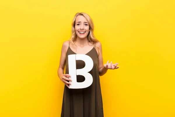 Ung Blond Kvinna Upphetsad Glad Glad Håller Bokstaven Alfabetet För — Stockfoto