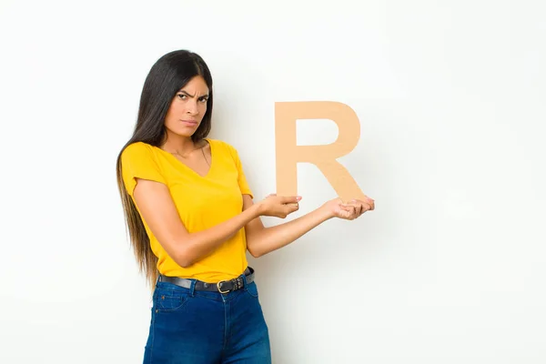 Young Latin Pretty Woman Confused Doubtful Thinking Holding Letter Alphabet — Stock Photo, Image