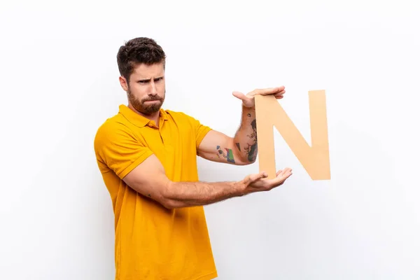 Joven Hombre Guapo Enojado Enojo Desacuerdo Sosteniendo Letra Del Alfabeto — Foto de Stock