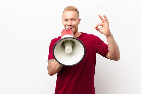 Jonge Blonde Man Voelt Zich Gelukkig Ontspannen Tevreden Tonen Goedkeuring — Stockfoto