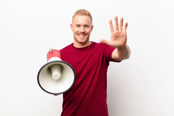 Junger Blonder Mann Lächelt Und Sieht Freundlich Aus Zeigt Nummer — Stockfoto