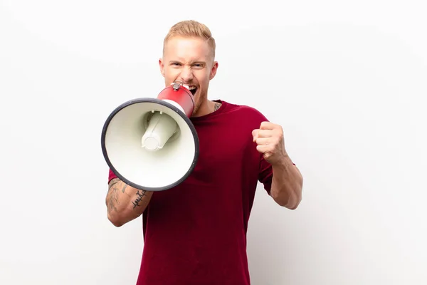 Junger Blonder Mann Schreit Aggressiv Mit Wütendem Gesichtsausdruck Oder Mit — Stockfoto