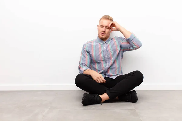 Junger Blonder Mann Sieht Gestresst Müde Und Frustriert Aus Trocknet — Stockfoto