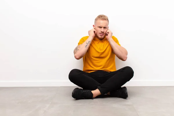 Junger Blonder Mann Der Wütend Gestresst Und Genervt Aussieht Und — Stockfoto