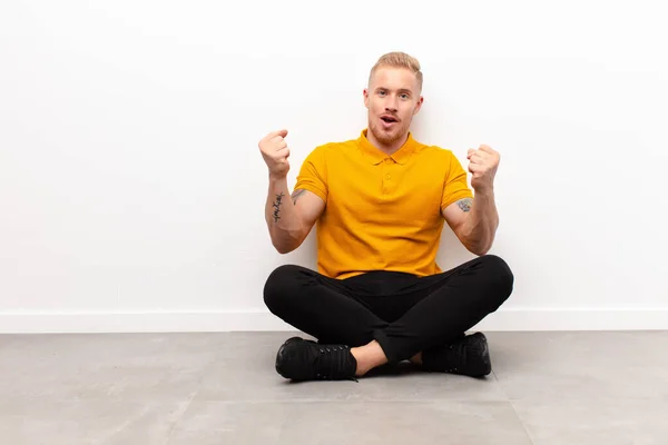 Junger Blonder Mann Der Einen Unglaublichen Erfolg Feiert Wie Ein — Stockfoto