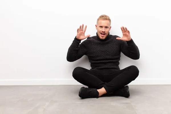 Junger Blonder Mann Der Panik Oder Wut Schreit Schockiert Verängstigt — Stockfoto