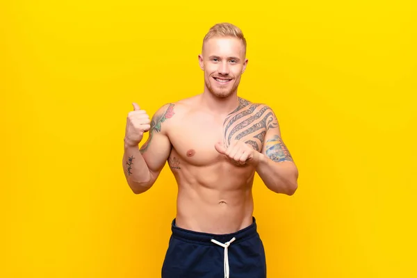 Ung Stark Blond Man Ler Glatt Och Nonchalant Pekar Kopiera — Stockfoto