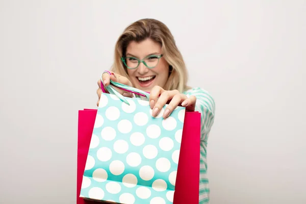 Joven Latina Bonita Mujer Contra Pared Plana Con Bolsas Compras —  Fotos de Stock