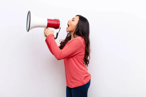 Jeune Latine Jolie Femme Contre Mur Plat Avec Mégaphone — Photo