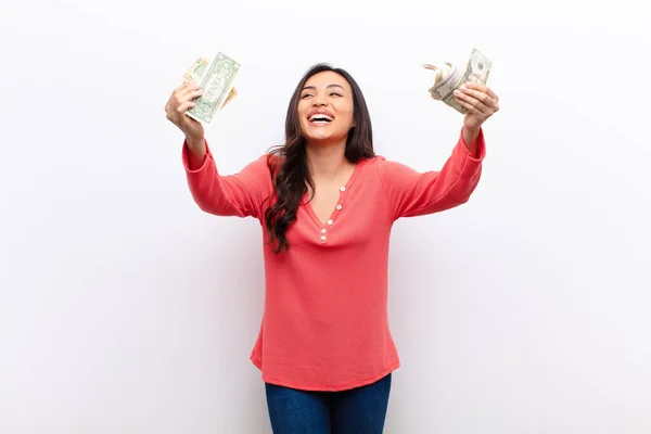 Joven Latina Bonita Mujer Contra Plana Pared Dinero Concepto — Foto de Stock